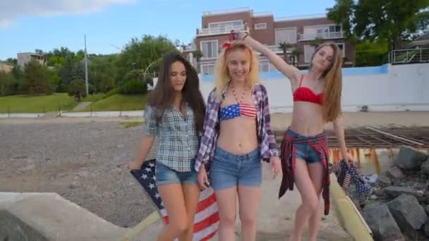 Tres Chicas Divirtiéndose Amigos Celebrando Julio — Vídeo de stock