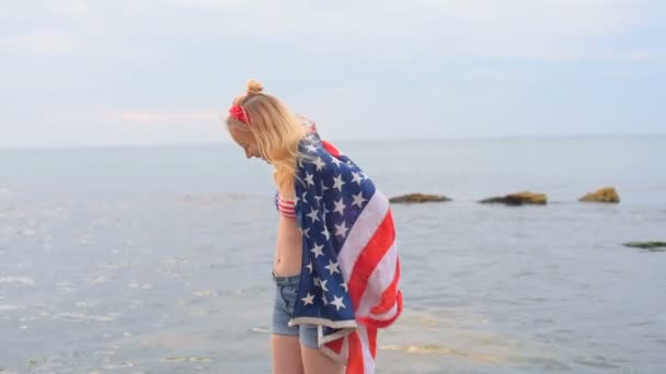 Ung Vacker Kvinna Stranden Soluppgång Med Usa Flaggan Juli Konceptet — Stockvideo