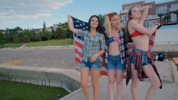 Drei Mädchen Die Spaß Haben Freunde Feiern Den Juli — Stockvideo