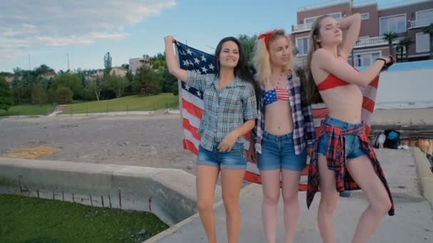 Trois Filles Qui Amusent Amis Célébrant Juillet — Video