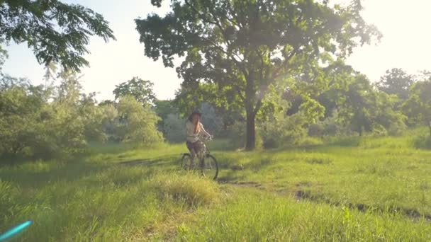Giovane Donna Caucasica Sella Alla Bicicletta Nel Parco — Video Stock