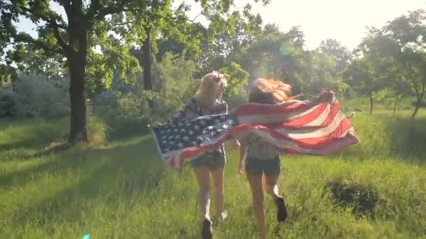 Dos Chicas Parque Divirtiéndose Con Bandera Usa Amigos Celebrando Julio — Vídeo de stock