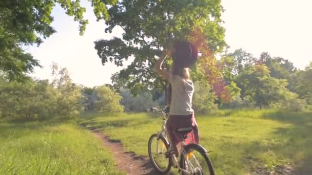 年轻的白种女性骑自行车在公园里 — 图库视频影像