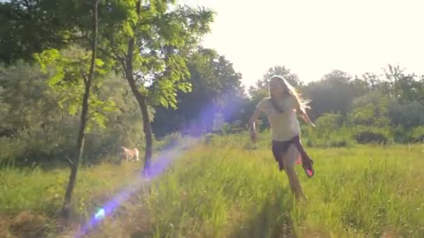 Jeune Femme Jouant Avec Chien Husky Sibérien Dans Parc — Video