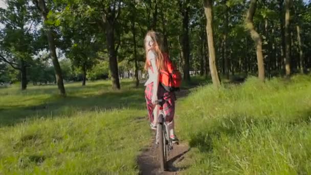 Giovane Donna Caucasica Sella Alla Bicicletta Nel Parco — Video Stock