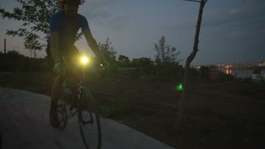 adam binicilik bisiklet alacakaranlık Deniz Liman yakınında