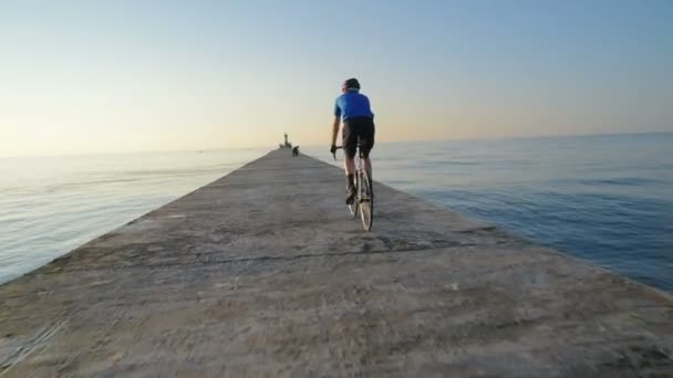 Hombre Montar Bicicleta Playa Cerca Del Puerto Marítimo — Vídeo de stock