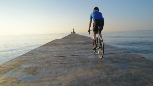 Homme Vélo Sur Plage Près Port Mer — Video