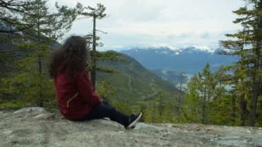 genç kadının dağlar görünümünde. Kanada, M.ö..