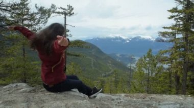 genç kadının dağlar görünümünde. Kanada, M.ö..