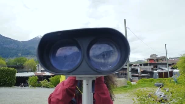 Mujer Mirando Vista Campo Usando Los Prismáticos — Vídeos de Stock