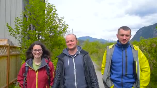 Três Amigos Andando Divertindo Campo — Vídeo de Stock