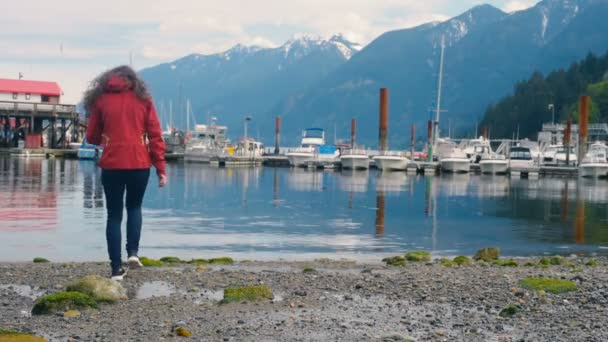 Mujer Joven Disfrutando Vista Divirtiéndose Playa Horseshoe Bay Canadá — Vídeo de stock