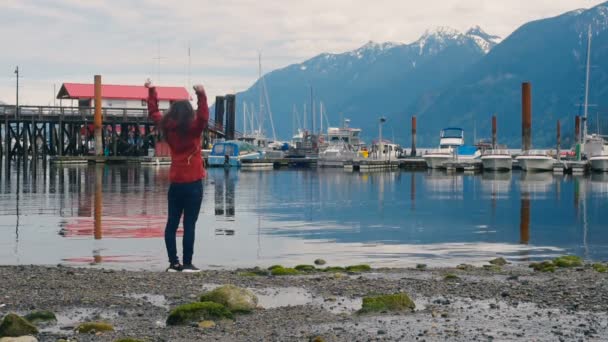 Ung Kvinna Njuter Utsikten Och Kul Stranden Horseshoe Bay Kanada — Stockvideo