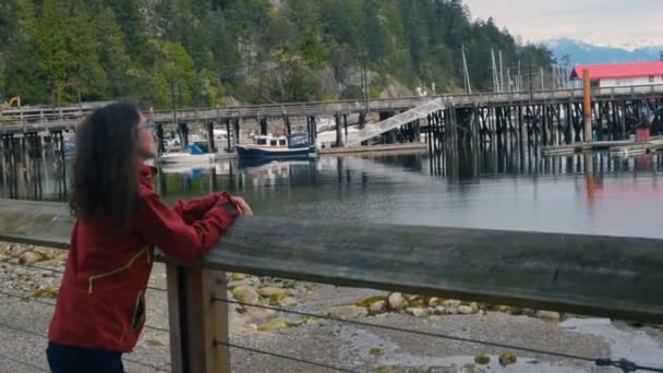 Mujer Joven Disfrutando Vista Divirtiéndose Playa Horseshoe Bay Canadá — Vídeo de stock