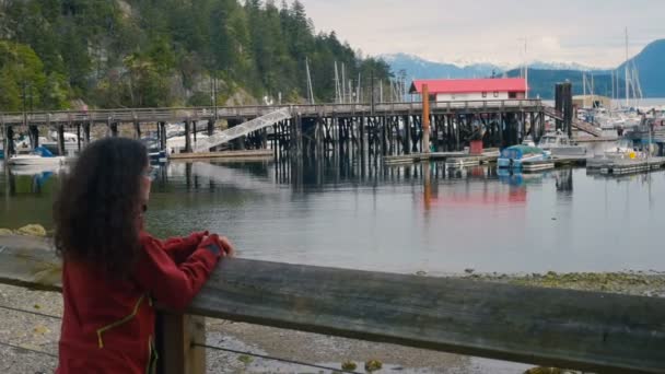 Jovem Mulher Desfrutando Vista Divertindo Praia Horseshoe Bay Canadá — Vídeo de Stock