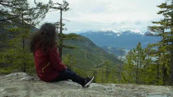 Νεαρή Γυναίκα Απολαμβάνοντας Θέα Στα Βουνά Καναδάς — Αρχείο Βίντεο