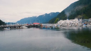 Seaside yat, feribot ve tekne Horseshoe Bay, Kanada ile güzel havadan görünümü