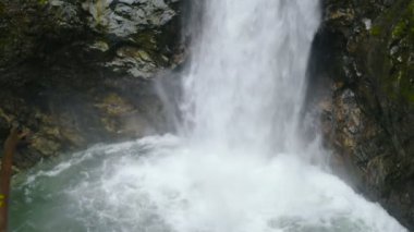 Kanada, British Columbia dağlarında güzel şelale