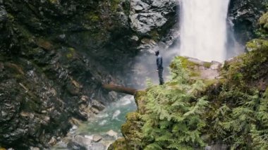 şelalenin yakınında genç adam