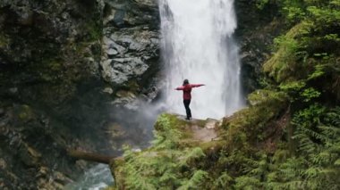şelale yürüyen kadın