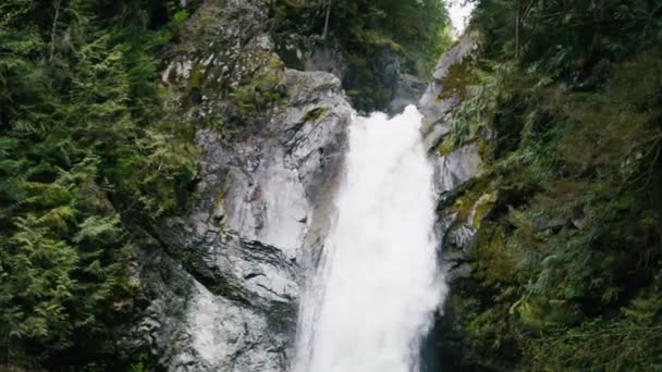 Wodospad Górach Kanada Kolumbia Brytyjska — Wideo stockowe