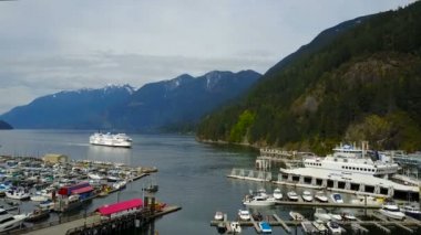 10/05/2017 - M.ö. feribotlar feribot okyanusta hareketli güzel havadan görünümü. Horseshoe Bay, Amerika Birleşik Devletleri