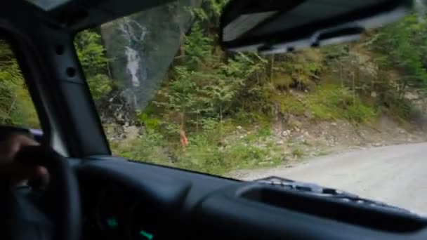 Hombre Conduciendo Vehículo Todoterreno Través Del Bosque Las Montañas — Vídeos de Stock