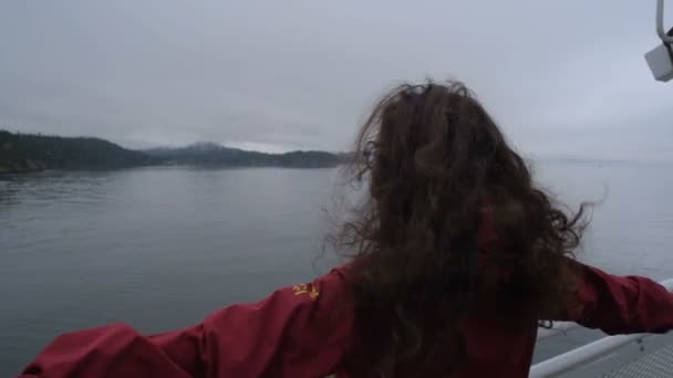 Junge Kaukasierin Genießt Die Aussicht Auf Fähre Meer — Stockvideo