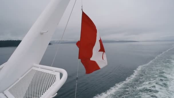 Canadese Vlag Schip Verplaatsen Door Wind — Stockvideo