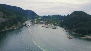 Seaside yat, feribot ve tekne Horseshoe Bay, Kanada ile güzel havadan görünümü