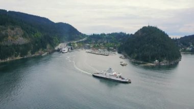 Seaside yat, feribot ve tekne Horseshoe Bay, Kanada ile güzel havadan görünümü