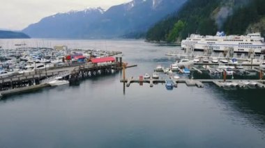 Seaside yat, feribot ve tekne Horseshoe Bay, Kanada ile güzel havadan görünümü