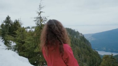 genç kadının görünümün üst kısmında dağ Vancouver, Bc, Kanada.