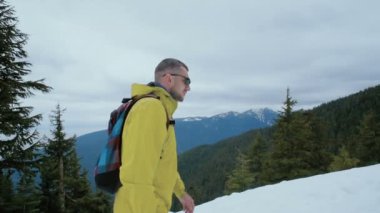 Adam karlı dağlarda hiking