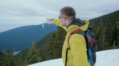 Adam karlı dağlarda hiking