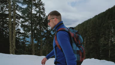 Adam karlı dağlarda hiking