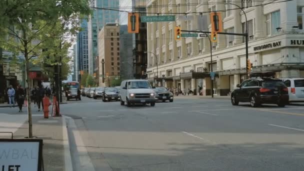 在温哥华市中心的车辆移动和行人过街 — 图库视频影像