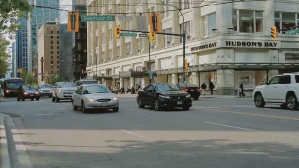 Les Voitures Mouvement Les Personnes Traversant Rue Centre Ville Vancouver — Video