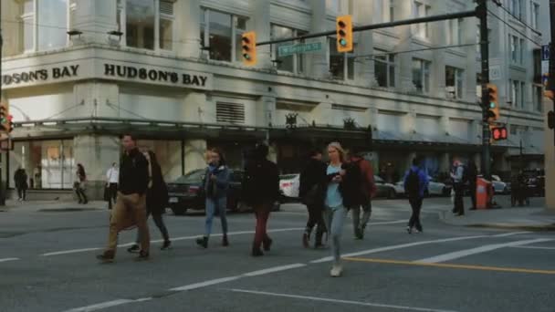 Auto Movimento Persone Che Attraversano Strada Nel Centro Vancouver — Video Stock