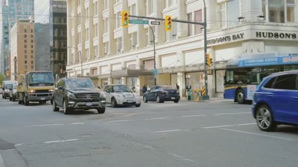 Les Voitures Mouvement Les Personnes Traversant Rue Centre Ville Vancouver — Video