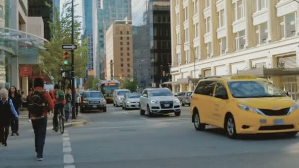 Les Voitures Mouvement Les Personnes Traversant Rue Centre Ville Vancouver — Video