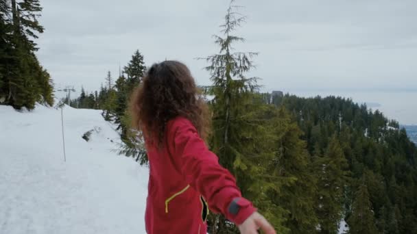 Junge Frau Genießt Die Aussicht Auf Den Gipfel Des Berges — Stockvideo