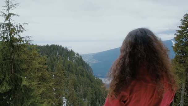 Jovem Desfrutando Vista Sobre Topo Montanha Vancouver Canadá — Vídeo de Stock