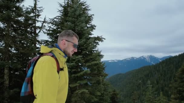 Mann Wandert Verschneiten Bergen — Stockvideo