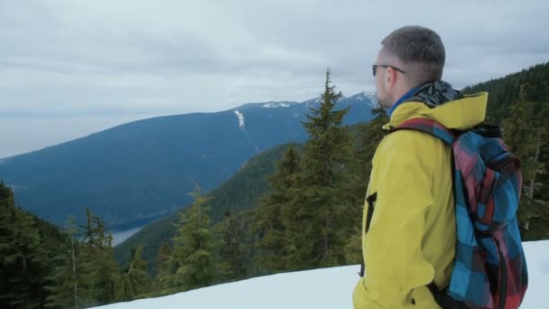 Man Wandelen Besneeuwde Bergen — Stockvideo