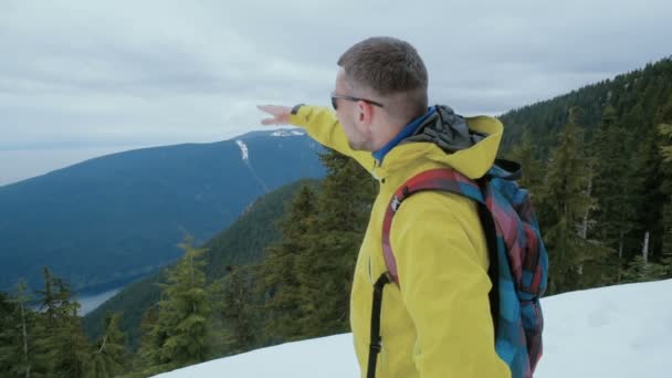 Adam Karlı Dağlarda Hiking — Stok video