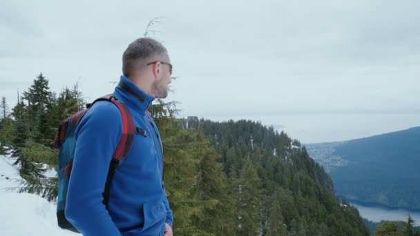 Man Wandelen Besneeuwde Bergen — Stockvideo