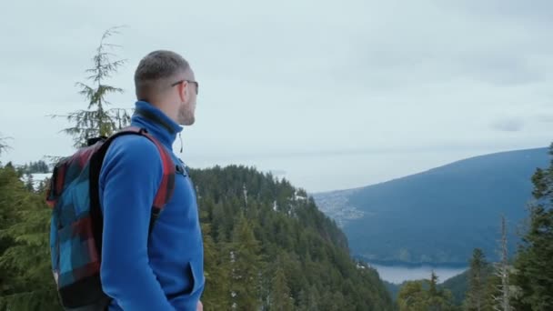 Mann Wandert Verschneiten Bergen — Stockvideo