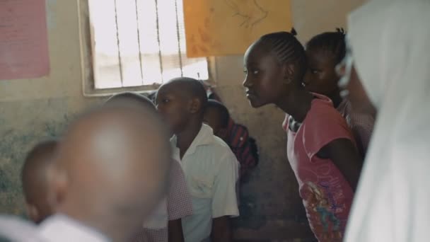 肯尼亚蒙巴萨学校的非洲儿童 — 图库视频影像